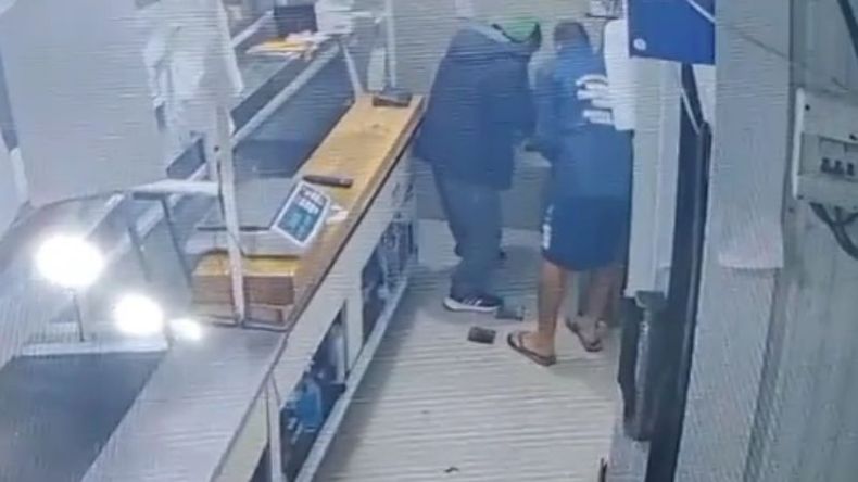 El robo quedó registrado en la cámara de seguridad..