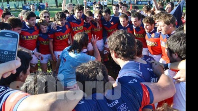 (Fredy Caballero). Abrazados al título. En el medio de la cancha, el plantel de la Depo reunido para celebrar el triunfo..