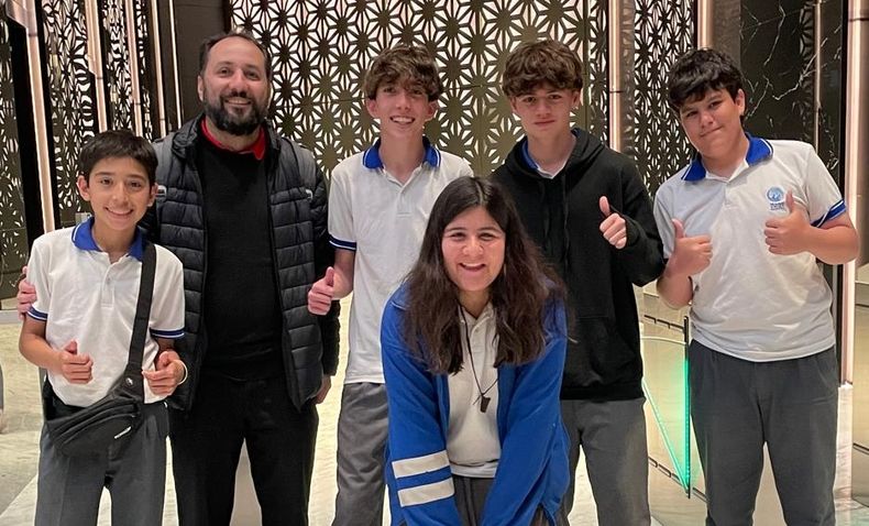 Los alumnos junto al docente Andr&eacute;s Obreg&oacute;n, en Globant.