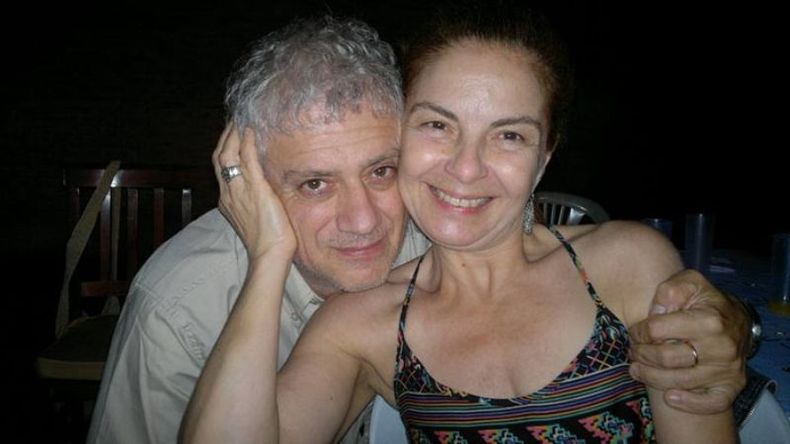 COMPAÑERA. Junto a su esposa, la artista plástica Cecilia Solache..