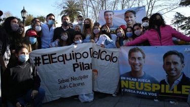 CARTELES. Neuspiller y Leguizamón compartieron foto con Santilli, pero el Dandy copó la escena con sus banners..