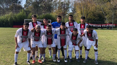 TRIUNFO. La Sub 20 de Villa Rosa festejó en Del Viso.