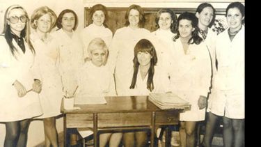 Chichita Fortez (sentada, a la izq.) junto al plantel docente de la Escuela 26..