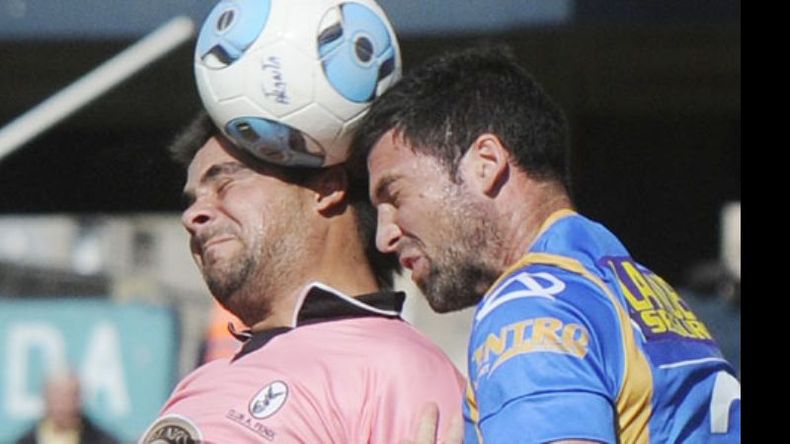 (Heva). Zúccaro y Villán no dieron por perdida ninguna pelota. De arriba, impasables..