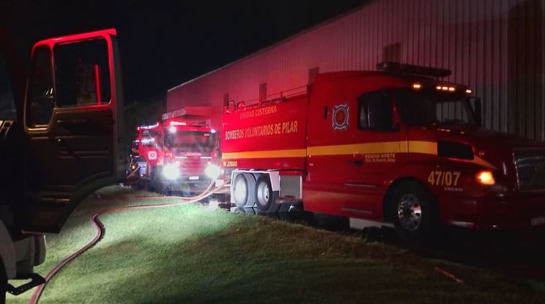 Una decena de dotaciones de Bomberos Voluntarios de la zona combatieron el fuego durante unas tres horas.&nbsp;
