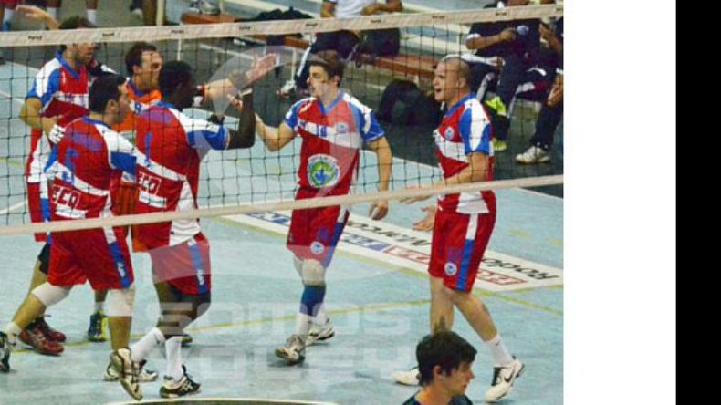 (Somos Voley). Los jugadores pilarenses festejan la doble victoria que cosecharon el finde en Paraná..