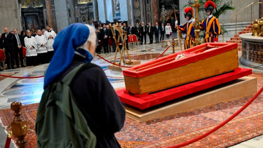 quien es la religiosa que rompio los protocolos para despedir al papa francisco