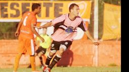 (FOTO: Heva.) Levanta vuelo. Gil acaba de clavar la bolea y corre para abrazarse con sus compañeros..