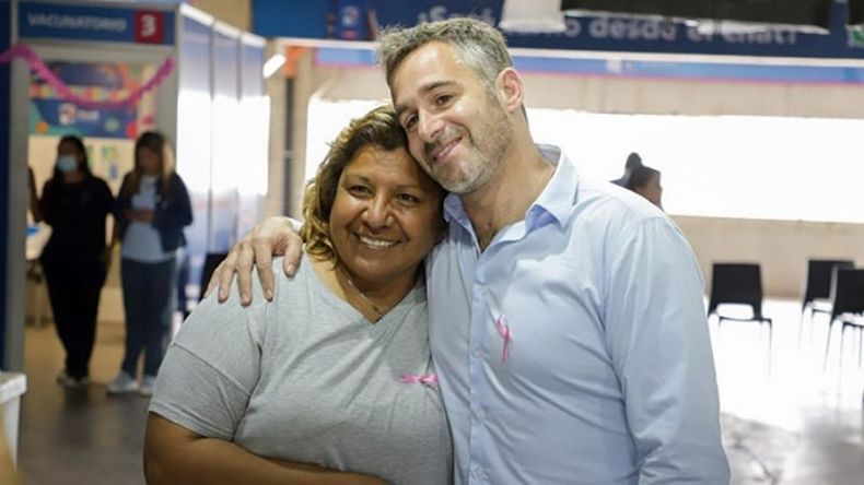 ABRAZO. Achával acompañó a mujeres en la jornada de concientización. .