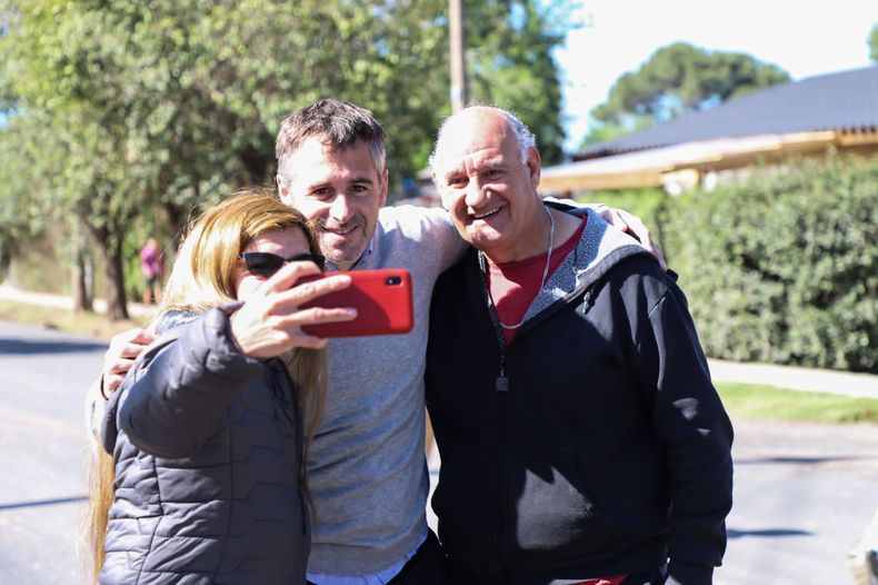 RECORRIDA. Achával dialogó con los vecinos durante su paso por Del Viso. &nbsp;
