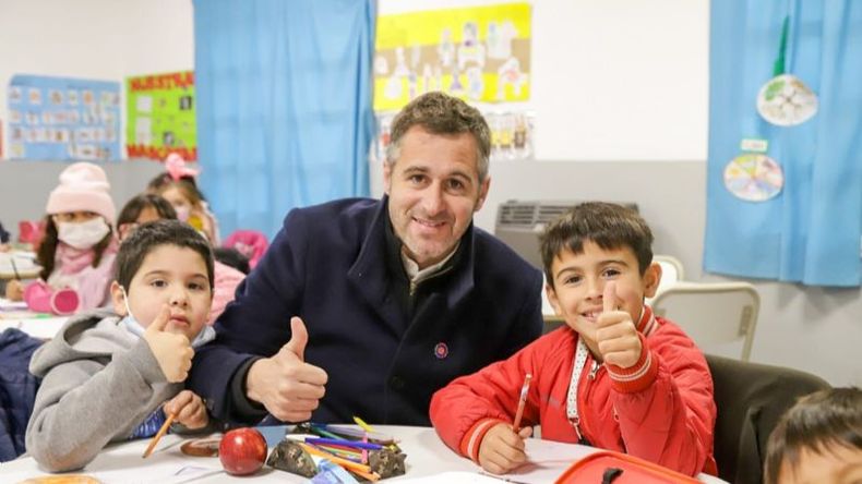 CRECIMIENTO. Achával estuvo en las nuevas aulas de primero y segundo grados..