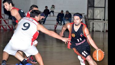 Díaz supera el cierre de Oscariz. El Chavo se despachó con 28 puntos (7 triples)..
