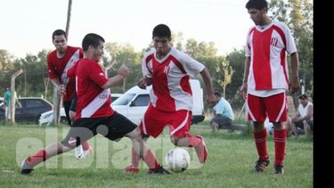 José Abba, de Sportivo, traba a Franco Manchuki, de Atlético. El clásico terminó con 5 expulsados..
