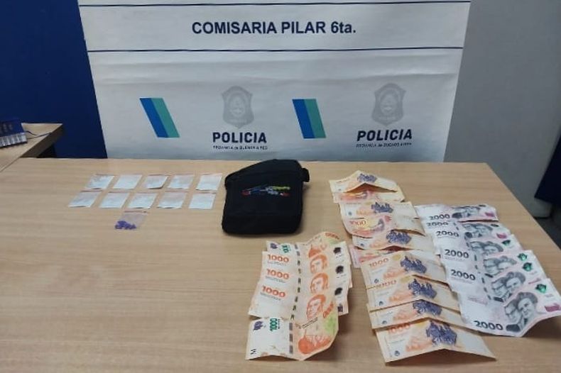 La droga y el dinero secuestrado en el interior del vehículo donde permanecían los sujetos.&nbsp;