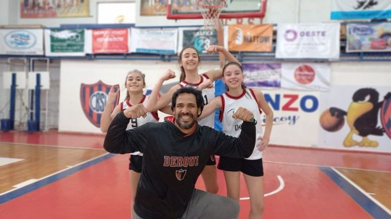 PODEROSAS. Las chicas de Derqui, junto a su entrenador, Nicolás Suárez. .