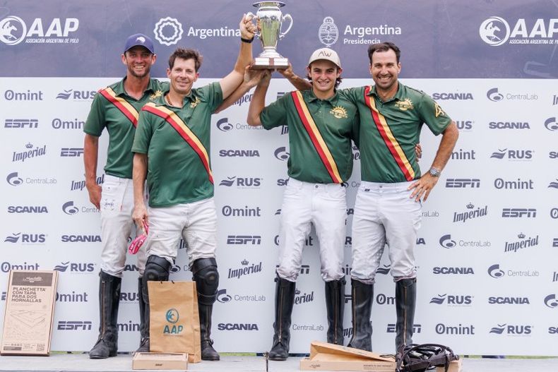 CAMPEÓN. El cuarteto de Sol de Agosto con la Copa Municipalidad.