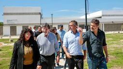 RECORRIDA. Barrios, Sileoni, Achával y Bianco, este martes, en el Polo Educativo de Villa Luján.