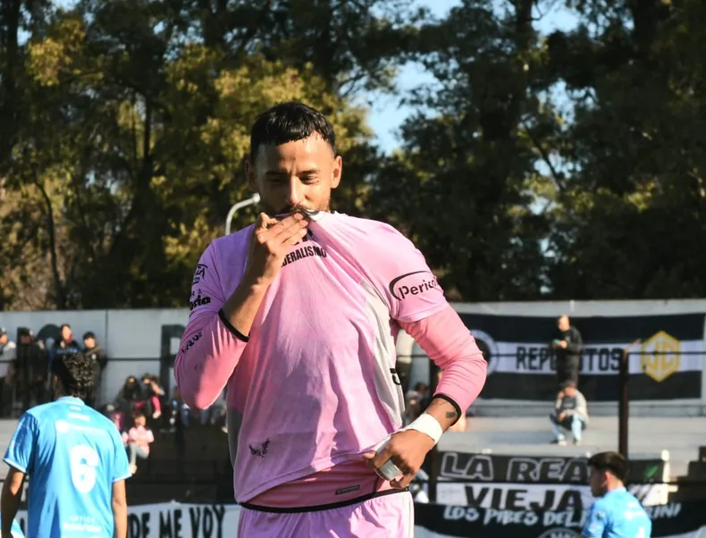 Eloy Rodríguez abrió el marcador. Fue su tercer tanto desde la vuelta al Monarca.&nbsp;