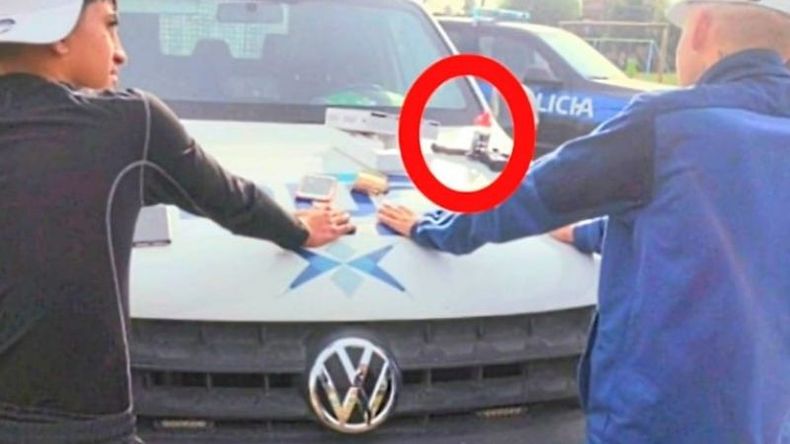 Los detenidos se encontraban exhibiendo un arma de fuego en plena calle. .