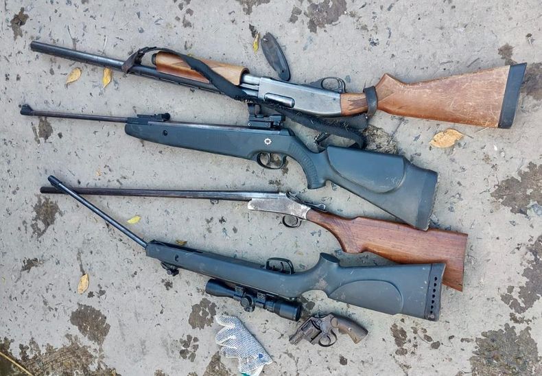 Parte de las armas incautadas a los delincuentes. Cuatro de ellas pertenecen al vecino robado en F&aacute;tima.&nbsp;