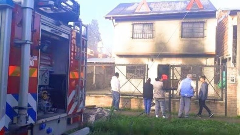 El fuego devoró gran parte de la planta baja de la vivienda. Foto: @juancaimpacto.