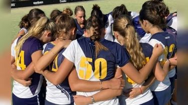 VICTORIA. Las chicas de Champa en la arenga previa al partido..