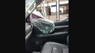 Así quedó la ventanilla del acompañante de la Toyota Hilux.