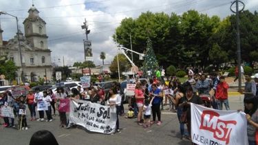PROTESTA. La marcha, ayer, frente a la municipalidad. Aguardan respuestas..
