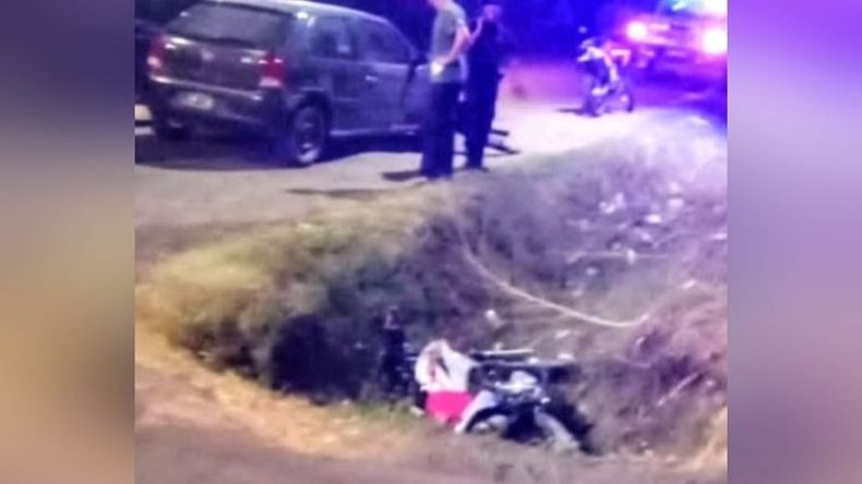 La víctima salió despedida a una zanja producto del impacto. Foto @pilaradiario.
