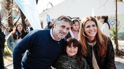 RECORRIDA. Achával y Peralta charlaron con los vecinos de El Rocío.