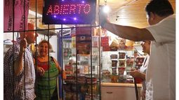 RECORRIDA. Ducoté y Gamboa, el jueves por la noche, con vecinos de Champagnat.