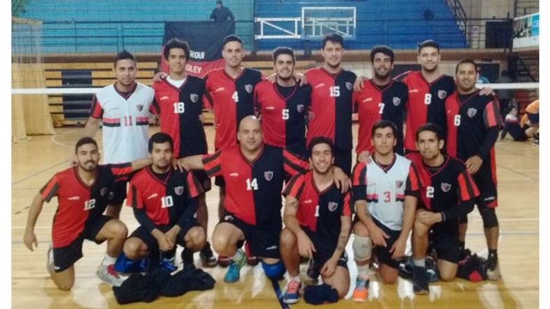 PUNTERO. El plantel rojinegro ganó un partido clave para llevar el liderazgo..