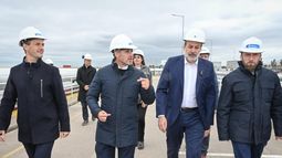 CASCOS. Los intendentes de La Liga recorrieron el puerto de Bahía Blanca.
