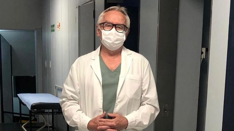 El médico Eduardo Lafourcade, de 67 años, es el primer mayor de 60 vacunado contra el coronavirus en el distrito. .