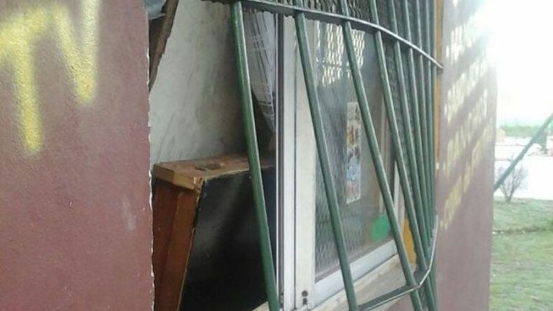 BARRETEADA. Las rejas de la ventana del Club Monterrey fueron violentadas..
