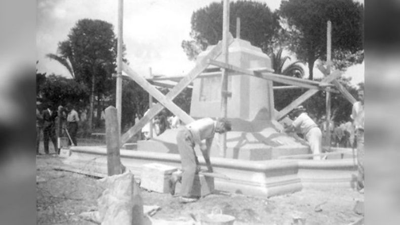 Un grupo de obreros trabaja en la construcción del mástil de la plaza 12 de Octubre, estructura que reemplazó a la fuente que había hasta entonces, en el año 1935..