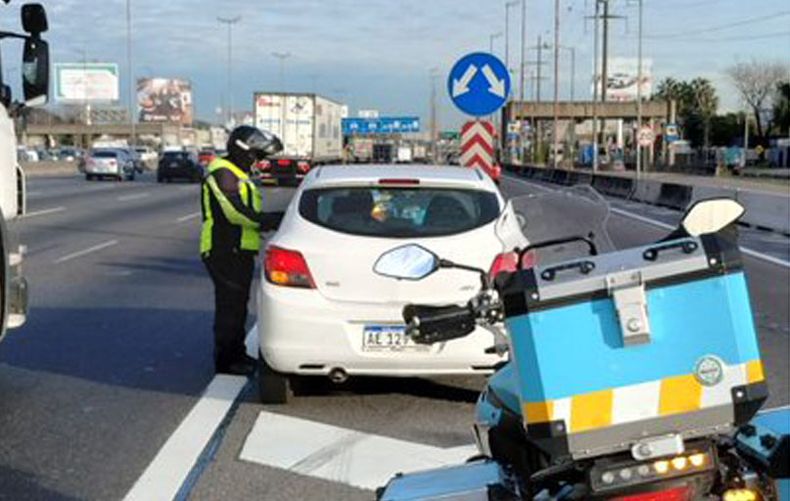 #BuenosAires | En un patrullaje, nuestros agentes visualizaron a un conductor que hablaba por celular mientras manejaba. Lo detuvieron, chequearon la documentación y labraron el acta correspondiente.&nbsp; AU Panamericana, km 24. Seguridad Vial / @InfoSegVial.