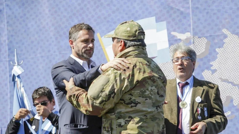 GLORIA Y HONOR. Achával, en un homenaje a los héroes pilarenses de la guerra de Malvinas.&nbsp;