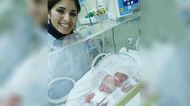 DE VISITA. La oficial Cecilia Álvarez fue a ver al recién nacido. .