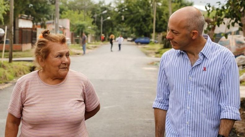 VECINA. Ducoté en una de sus recorridas por los barrios. Recibe muchos reclamos por falta de obras..
