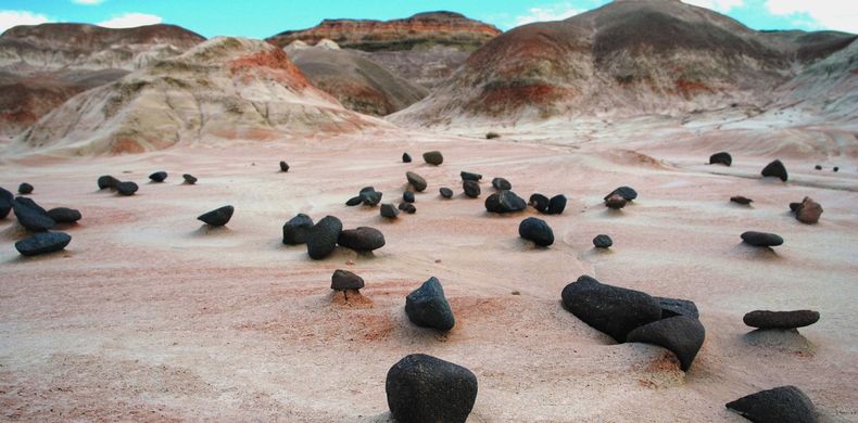 El desértico y colorido paisaje que hace 65 millones de años estaba bajo el mar..jpg