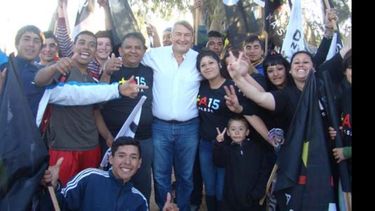JÓVENES. Debajo del escenario, D’Onofrio se fotografió con los militantes..