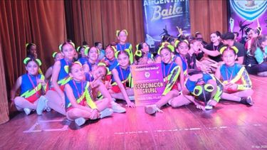 CAMPEONAS. Las nenas de Muni Pilar con sus medallas en el escenario.