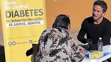 MÉDICO. Neuspiller realizando controles de glucemia en la campaña. &nbsp;