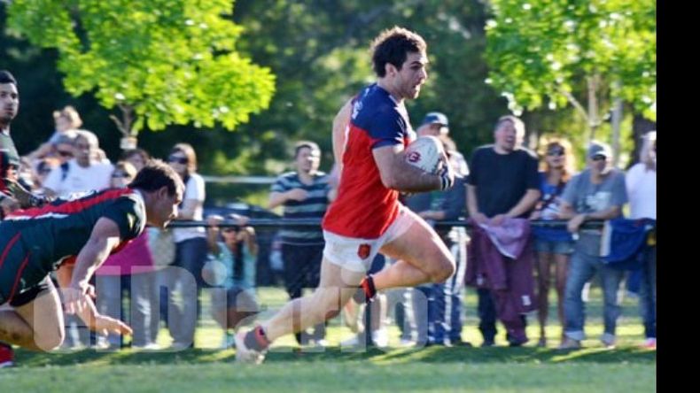 (Fredy Caballero). La corrida hacia la copa. Juan Giraudo ya dejó atrás el último tacle y se va hacia el try, que asegurará el triunfo..
