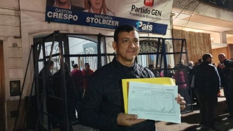 FIRMA. Fabián Agüero sellando su precandidatura a la intendencia. .