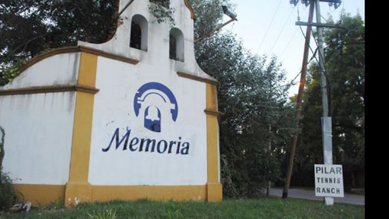 En 2013, los restos del dictador Jorge Rafael Videla fueron sepultados en el cementerio Memorial. Ya estaban allí Emilio Massera y Orlando Agosti..