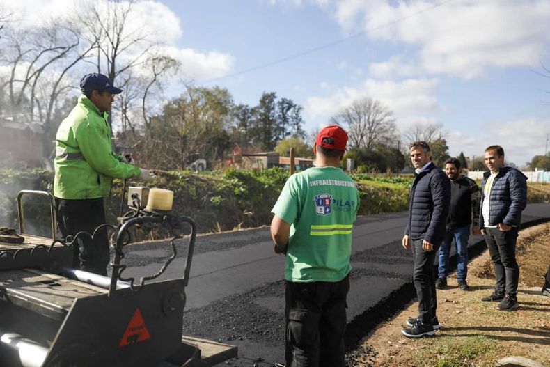 OBRAS. Federico Achával supervisó la pavimentación de 8 cuadras en Del Viso.