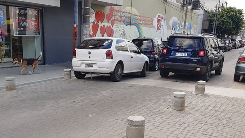 #Pilar en plena plaza central. Yrigoyen y Belgrano. Mal estacionado y no se puede casi pasar. Rompés el auto y la base de cemento. Nadie controla? SERGIO GONZALEZ / @supergonzalezok..