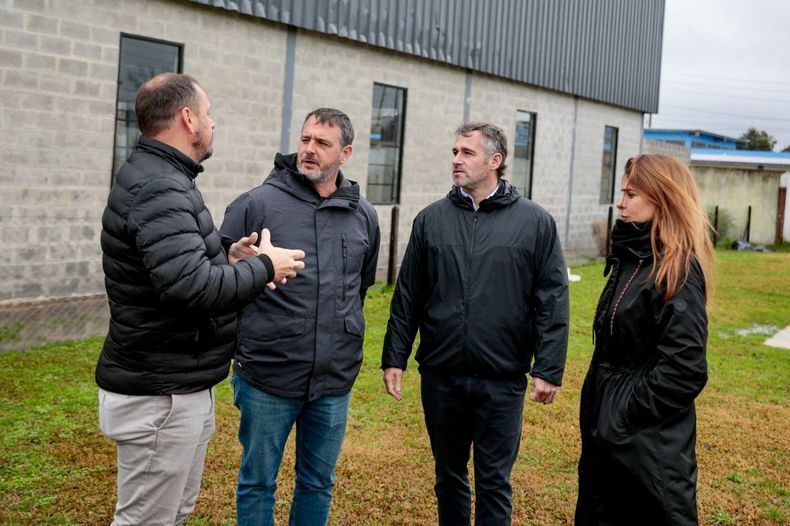 EN OBRA. Achával, junto a Juan Manuel Morales, Santiago Laurent y Soledad Peralta, durante la recorrida en el Club Municipal Peruzzotti.